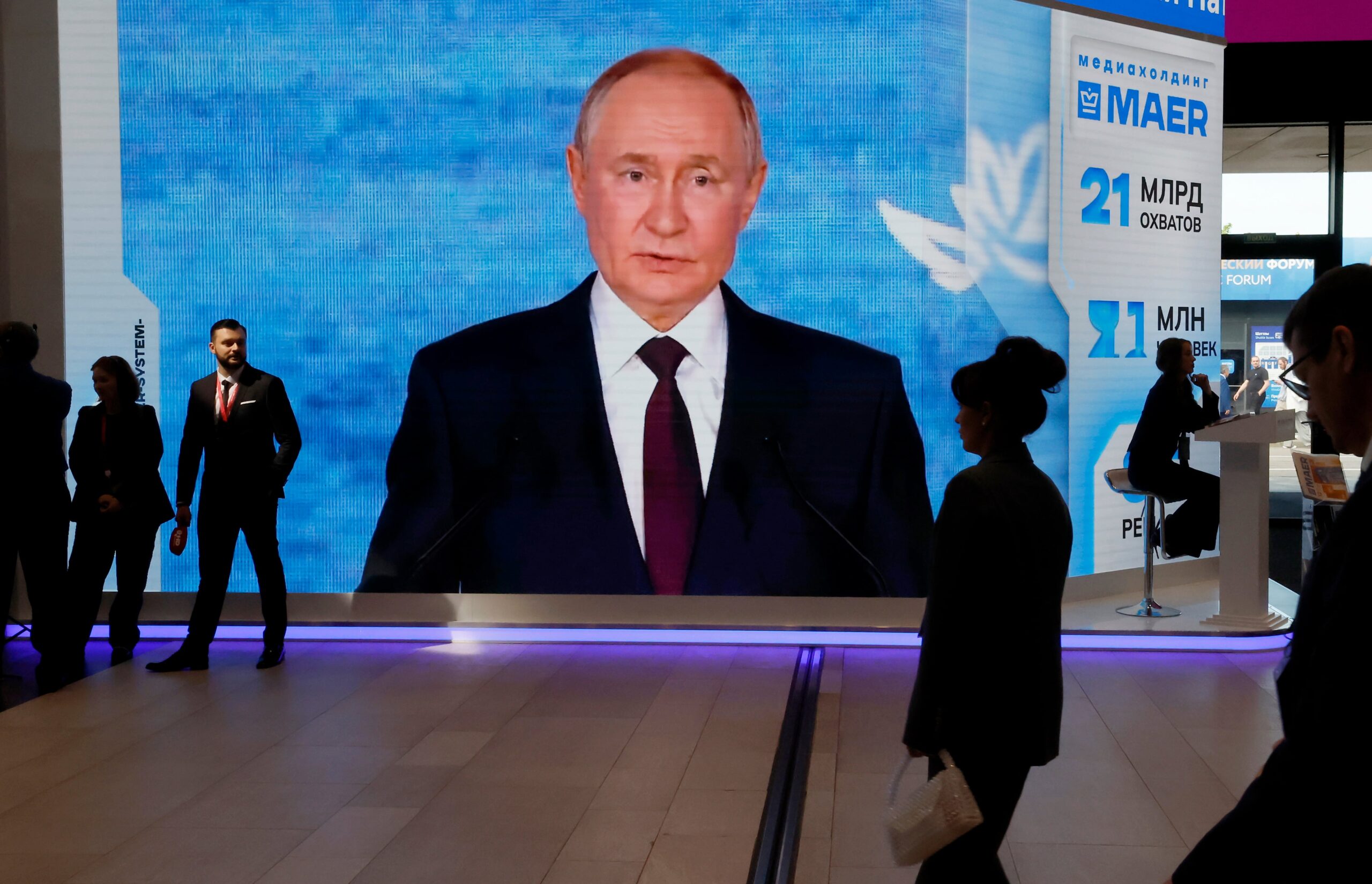 Ultraderecha alemana, Steven Seagal y una delegación ‘fantasma’ de Trump: Putin exhibe su poder blando en San Petersburgo