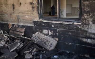 Colonos de Israel incendian dos mezquitas, coches y campos  en Cisjordania