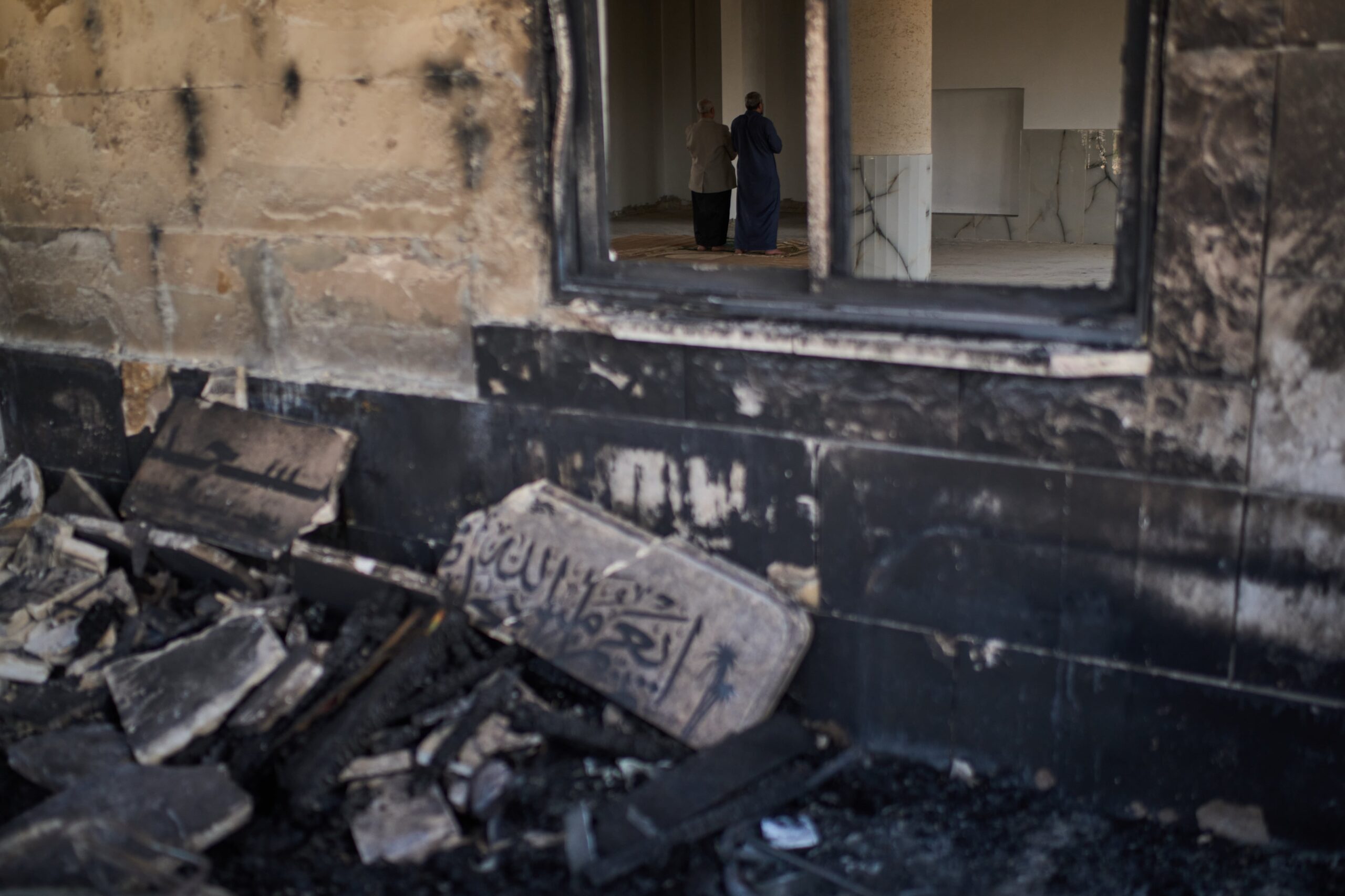 Colonos de Israel incendian dos mezquitas, coches y campos en Cisjordania