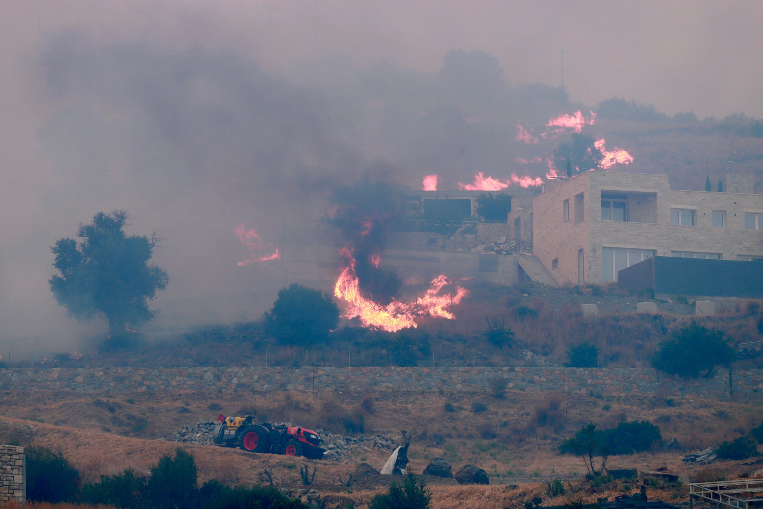 Tres bomberos mueren en Grecia en la extinción de dos incendios