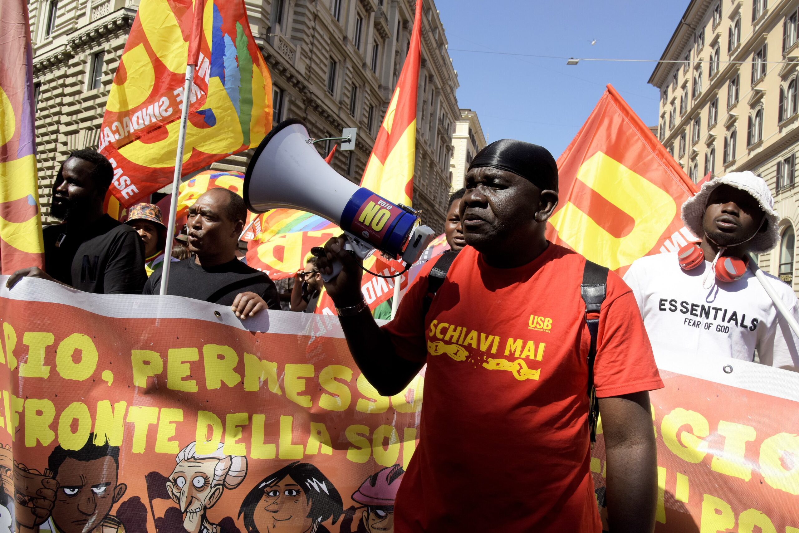 ‘Caporalato’, el sistema que esclaviza a miles de migrantes en los campos de Italia: “Si no haces lo que te piden, te amenazan con prenderte fuego”