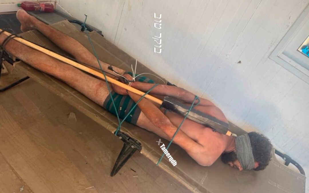Desnudo, maniatado y con los ojos vendados: la imagen de un gazatí detenido por Israel pone el foco en el trato a los presos palestinos
