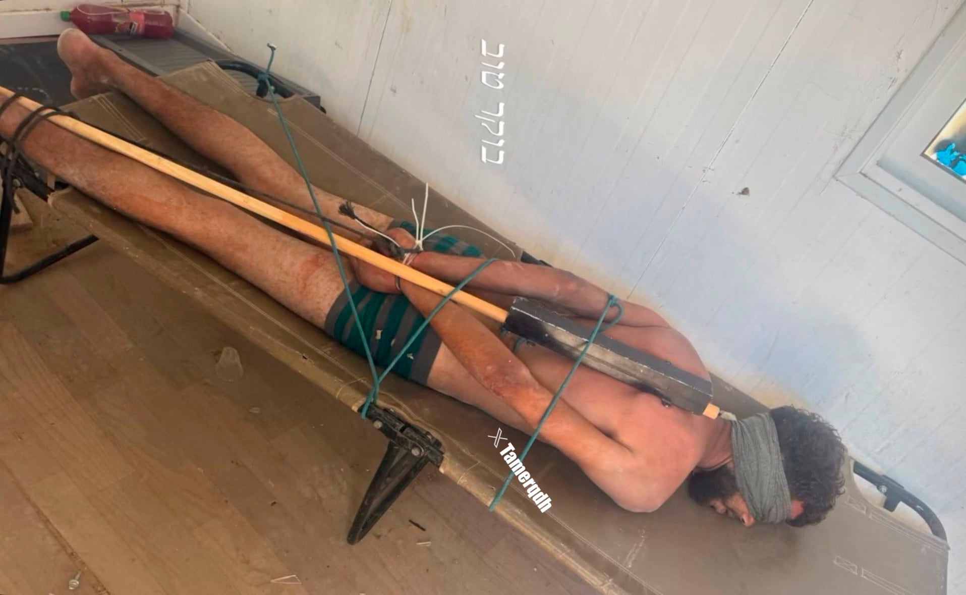 Desnudo, maniatado y con los ojos vendados: la imagen de un gazatí detenido por Israel pone el foco en el trato a los presos palestinos