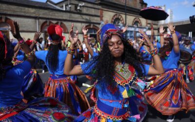 El carnaval de Notting Hill cumple sesenta años y mantiene el espíritu de reivindicación contra el racismo