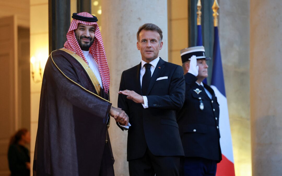 Macron anuncia tres parques “como Disneyland” en París financiados por Arabia Saudí