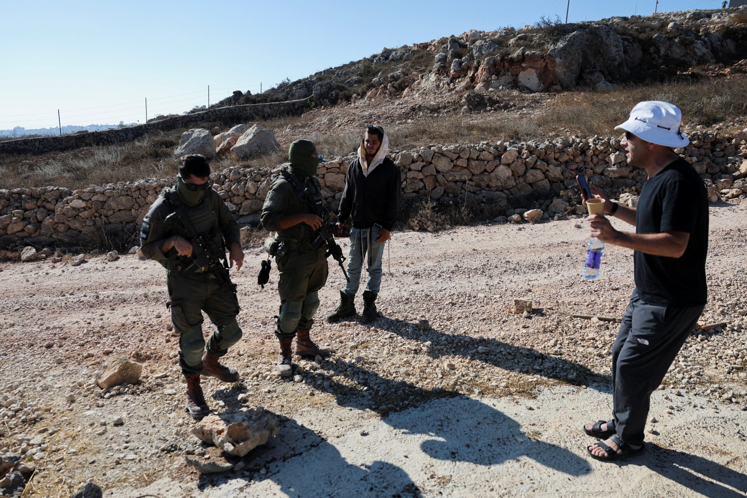 Las casas de Qusra rodeadas por colonos y soldados israelíes: “Me siento en una prisión”