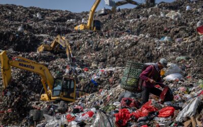 Los buscadores de basura se juegan la vida en el mayor vertedero del sudeste asiático