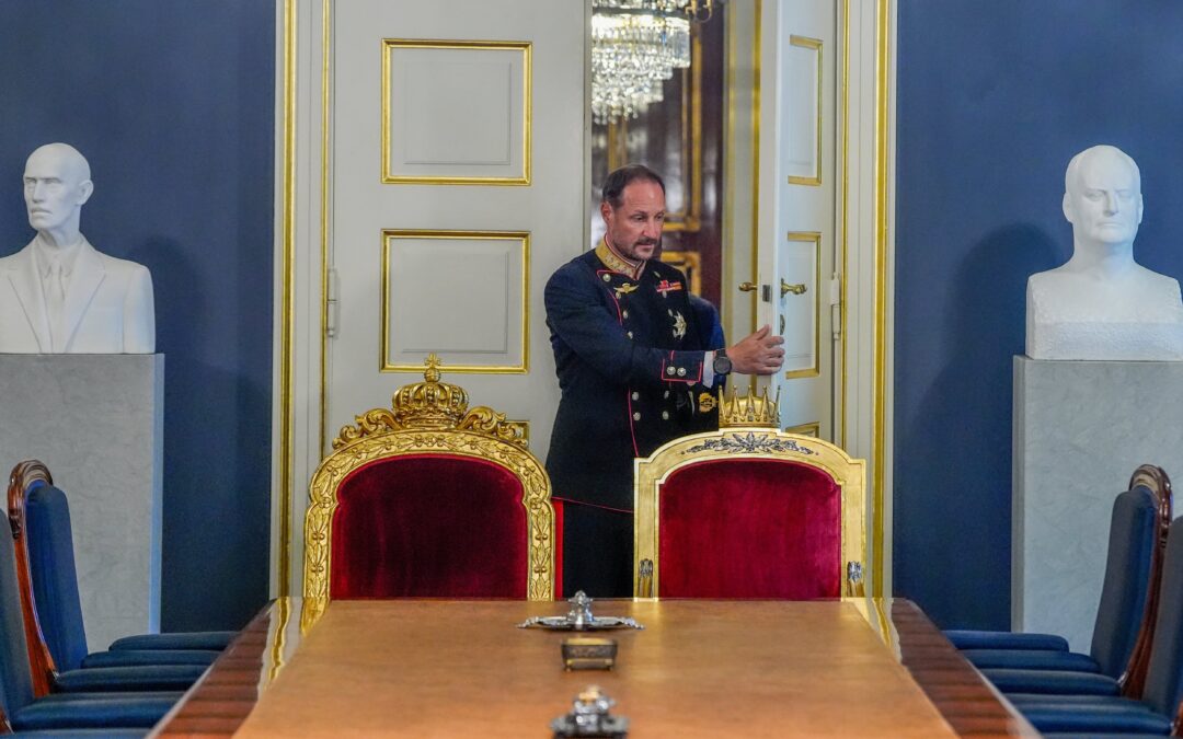 Haakon VIII de Noruega empieza su reinado con los retos de superar el problema de imagen familiar y preservar la cohesión nacional