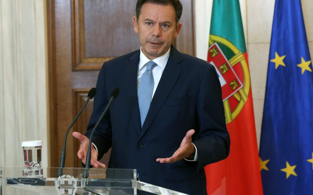 El verano al rojo vivo de Luís Montenegro al frente del Gobierno de Portugal