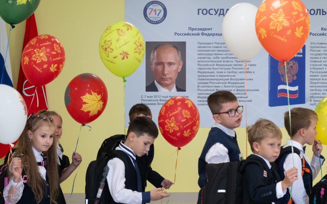 Más enseñanzas militares, propaganda y ofertas de alistamiento en el inicio del año escolar en Rusia