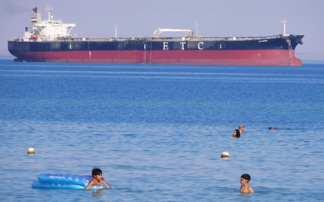 El canal de Suez tiembla ante los avances hutíes en el mar Rojo y el cierre del oleoducto saudí